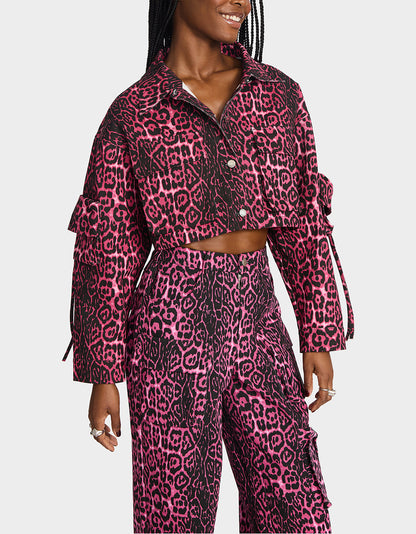 YUKI CROPPED JACKET PINK Women's Cargo Leopard Long-Sleeved Denim Jacket | Betsey Johnson Classic